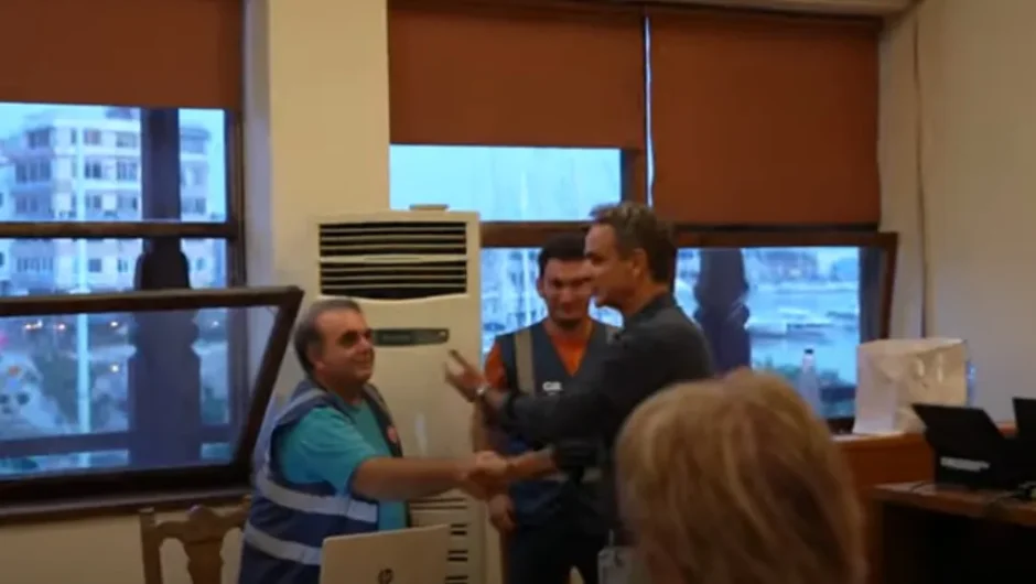Πρωθυπουργός εκτός τόπου και χρόνου