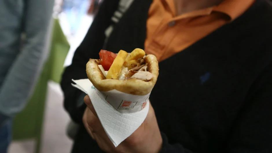 Ακριβό μου σουβλάκι: Φωτιά στο κόστος του σε όλη την Ελλάδα