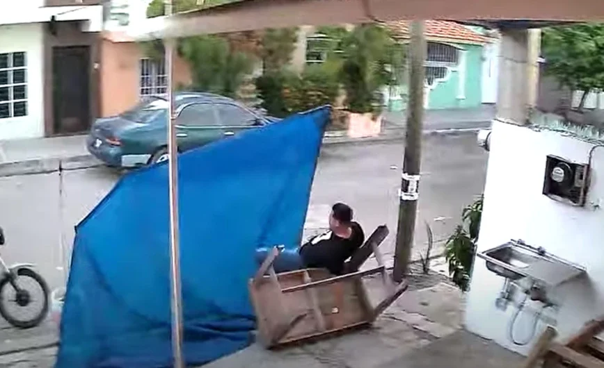 Πώς να μην προσπαθήσεις να κατέβεις από ένα τραπέζι