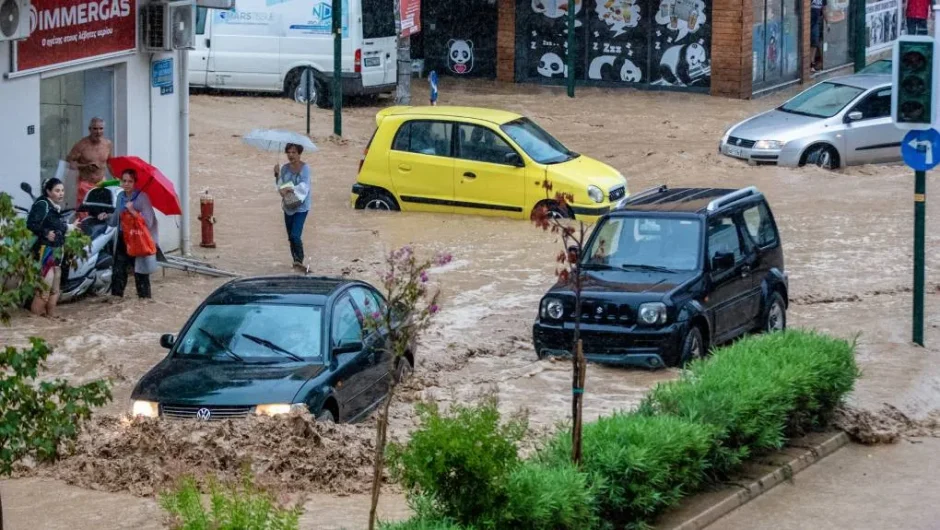 Μόνοι καιγόμαστε, μόνοι πνιγόμαστε