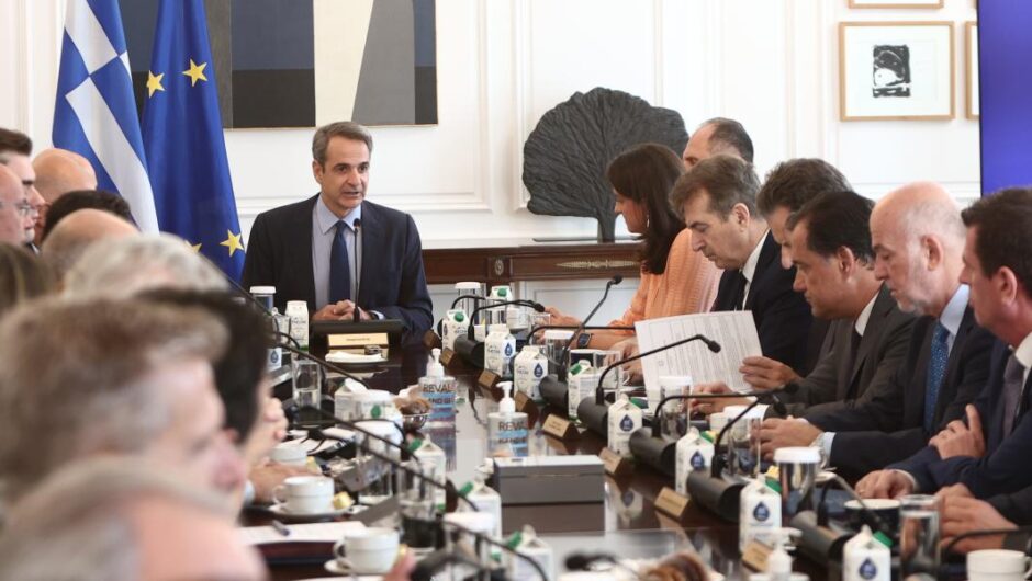 Κυβέρνηση ΝΔ / Τα μπρος-πίσω, οι «γκάφες», τα αδειάσματα και οι αναδιπλώσεις του «επιτελικού κράτους»