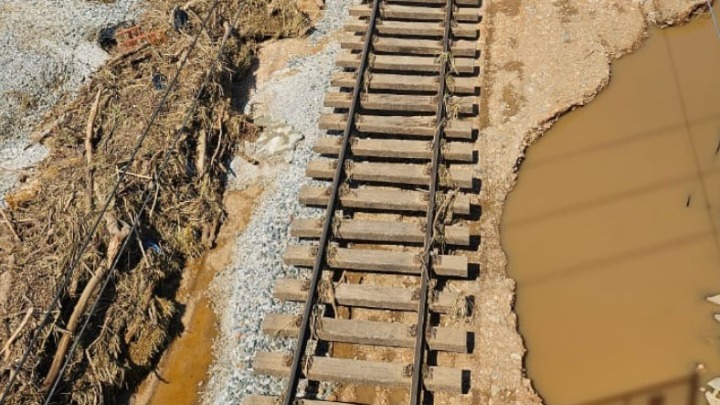 Μηχανοδηγός ΟΣΕ: Οι πλημμύρες στη Θεσσαλία γύρισαν τις γραμμές 15 χρόνια πίσω – Παραμένει κλειστό το τμήμα Δομοκός–Λάρισα