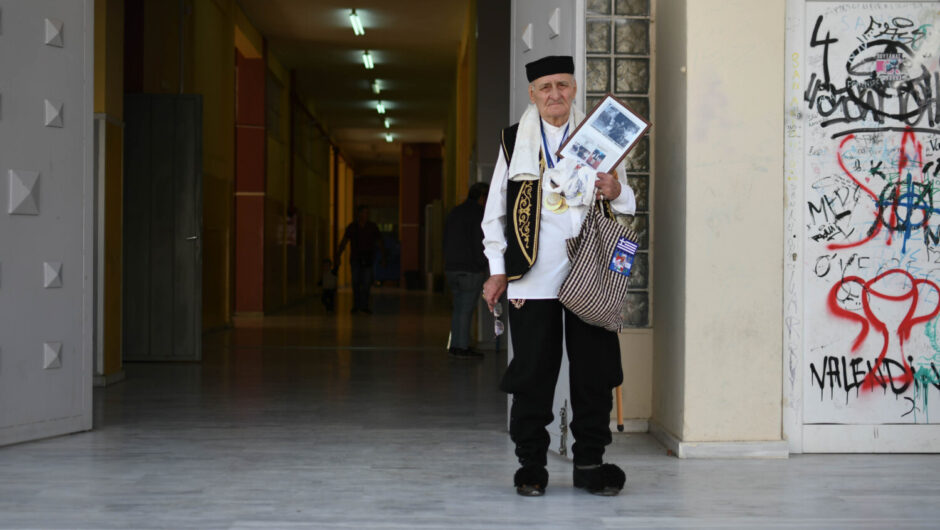 Λάρισα: Προσήλθε να ψηφίσει με τα τσαρούχια και την γκλίτσα (φωτ. & βίντεο)