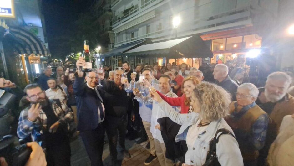 Ανοίγουν σαμπάνιες στο εκλογικό κέντρο του Δημήτρη Κουρέτα (φωτ. & βίντεο)