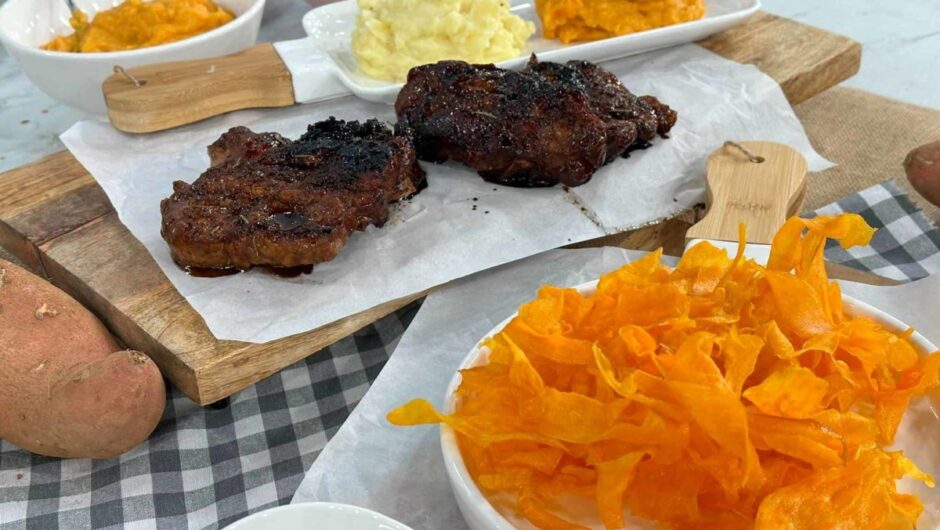 Μπριζόλες στο τηγάνι με δεντρολίβανο, βαλσάμικο και τραγανές γλυκοπατάτες!