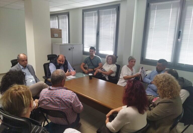 Συνάντηση πλημμυροπαθών από τις εργατικές κατοικίες Γιάννουλης με τον Χ. Τριαντόπουλο