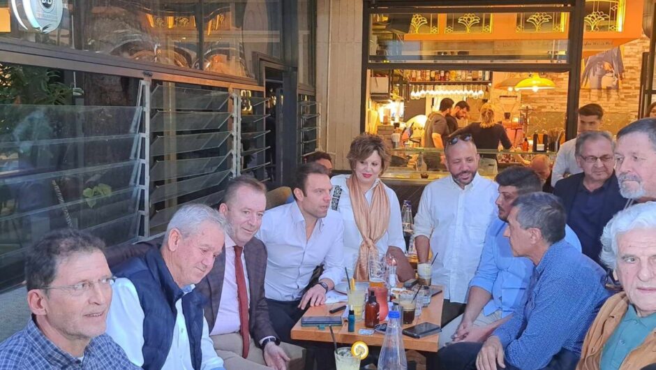 Στο κέντρο της Λάρισας ο Στ. Κασσελάκης για χαλαρή συζήτηση με στελέχη και πολίτες (φωτ.)