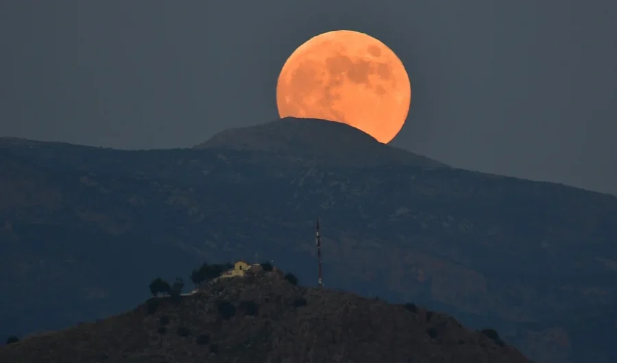 Το «Φεγγάρι του Κυνηγού» γέμισε τον νυχτερινό ουρανό – Μαγευτικές εικόνες από την Ελλάδα και όλο τον κόσμο