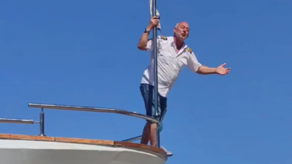 Λευκάδα: Μερακλής καπετάνιος υποδέχτηκε τους επιβάτες με Καρρά – Κρεμάστηκε στην πλώρη (Βίντεο)