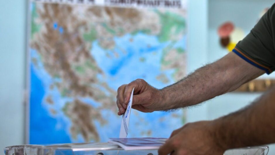 Πυρά κατά ΚΚΕ από ΣΥΡΙΖΑ/ΠΑΣΟΚ για το λευκό-άκυρο του Β’ γύρου