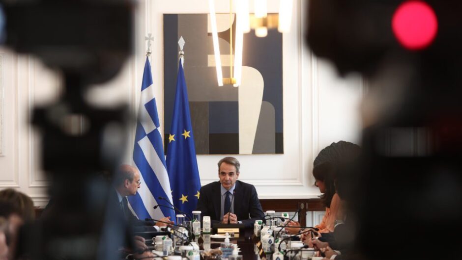 Υπουργικό συμβούλιο πάνω σε ένα βουνό προβλημάτων για τον Μητσοτάκη