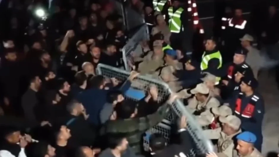Τούρκοι διαδηλωτές επιχείρησαν να σπάσουν οδόφραγμα που οδηγεί σε νατοϊκή βάση – Συγκλονιστικό βίντεο