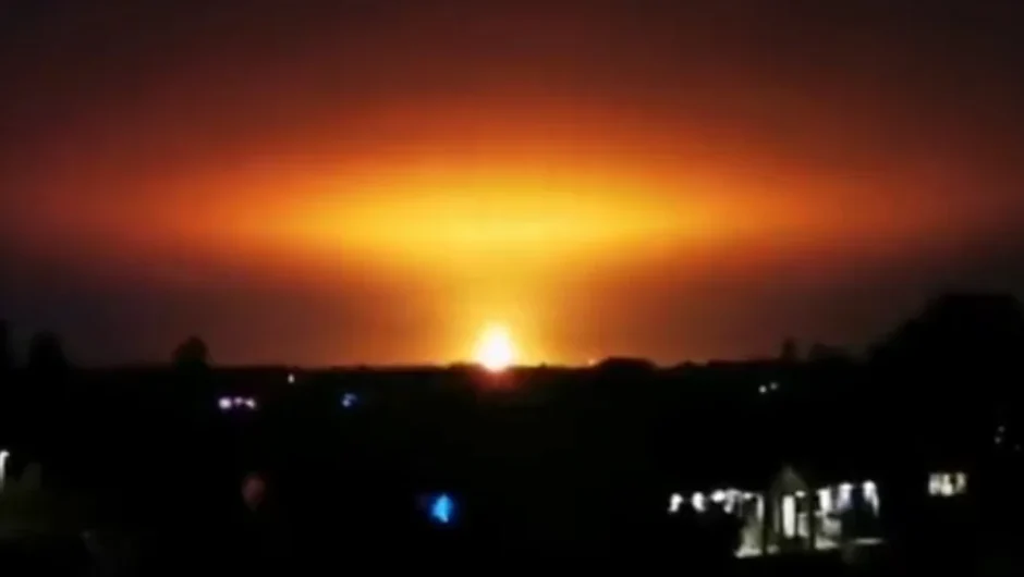 Οξφόρδη: Τεράστια έκρηξη μετά από χτύπημα κεραυνού σε εργοστάσιο (βίντεο)