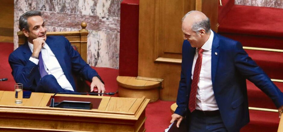 Ο Μητσοτάκης πληρώνει τα… κοινόχρηστα στη δεξιά πολυκατοικία