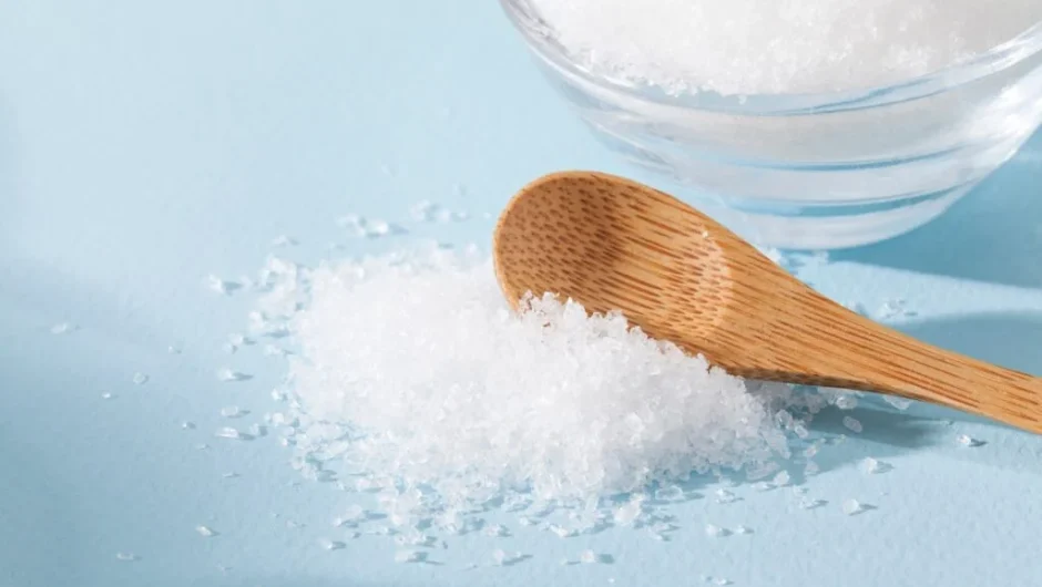 Το ανεπαίσθητο σημάδι στα χέρια που δείχνει ότι τρώτε πολύ αλάτι