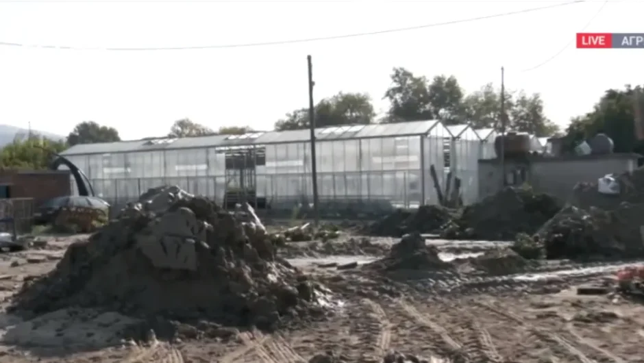 Αποκλεισμένοι και αβοήθητοι μέσα σε τόνους λάσπης