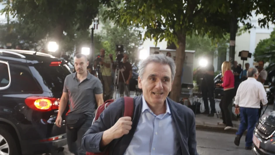 Γάμοι και διαζύγια στον ΣΥΡΙΖΑ: Με το ένα πόδι έξω Τσακαλώτος και «Ομπρέλα»