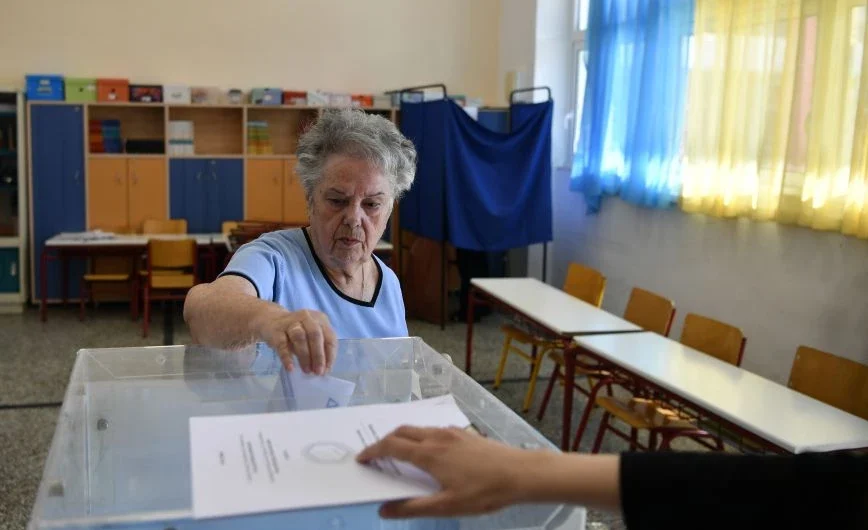 Πόσους δήμους πήρε τελικά η Νέα Δημοκρατία και πόσους τα υπόλοιπα κόμματα – Τα «χρώματα» των περιφερειών