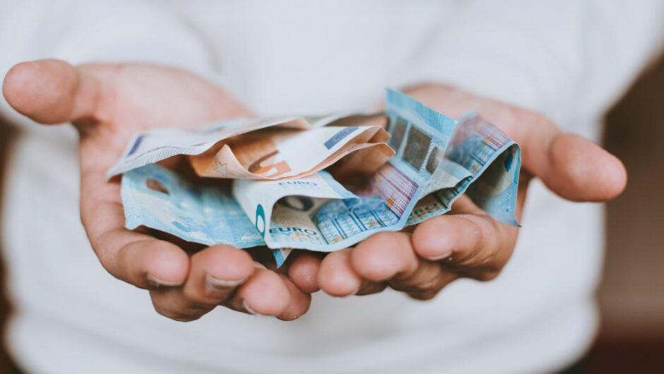 Υπουργείο Οικονομικών / Αυξάνουν τα έσοδα στα ταμεία και αδειάζουν οι τσέπες των καταναλωτών