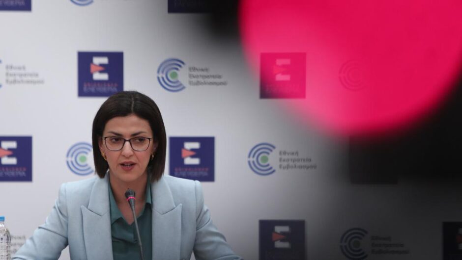 Ειρήνη Αγαπηδάκη / Καταργεί τον αγροτικό γιατρό για να περισώσει την αποτυχία του προσωπικού