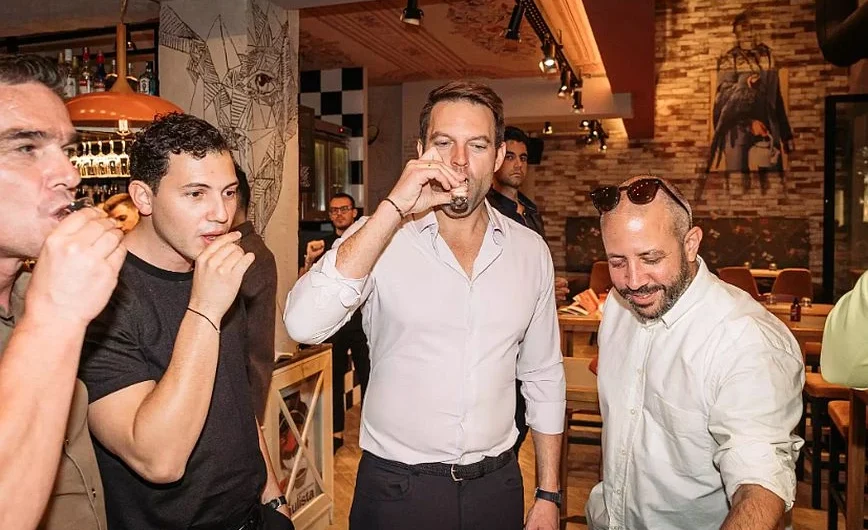 Στέφανος Κασσελάκης: Σφηνάκια, σέλφι και χαλαρή κουβέντα σε καφέ στη Λάρισα