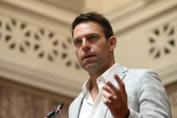 Ο Κασσελάκης στον κόσμο του, ο Τσίπρας σιωπά, ο ΣΥΡΙΖΑ εξαϋλώνεται…