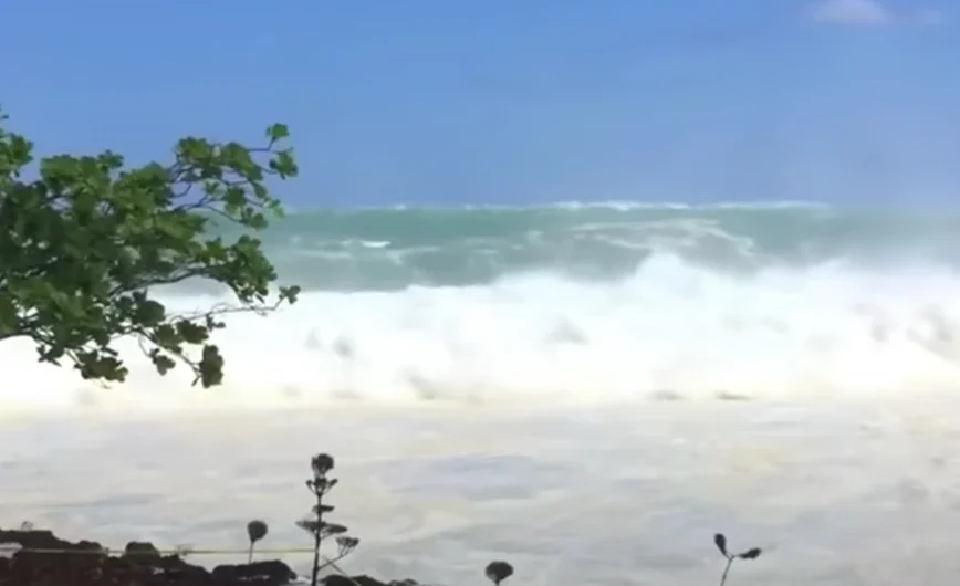 Απίστευτες στιγμές με κύματα που κατέγραψε η κάμερα