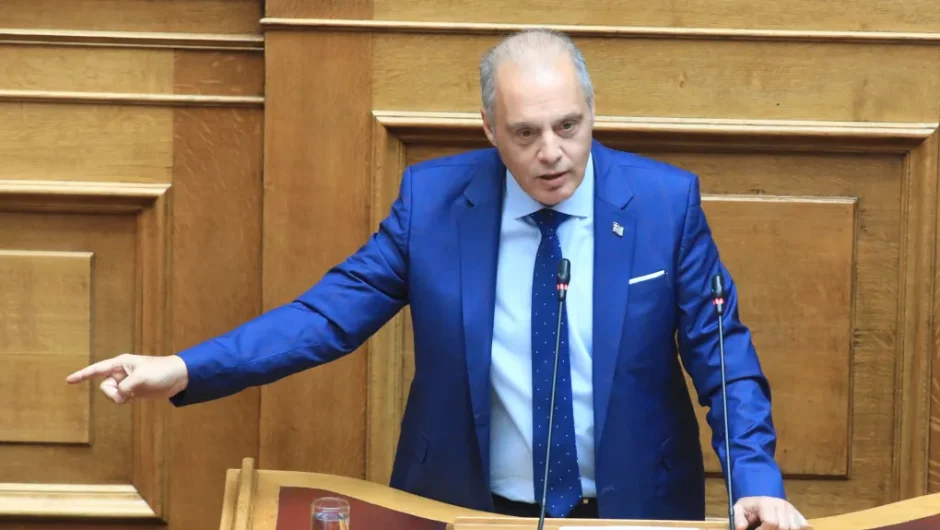 Όχι μόνο δεν απαντά για τη σύμπλευση με Μητσοτάκη, αλλά και προκαλεί με ομοφοβικά σχόλια