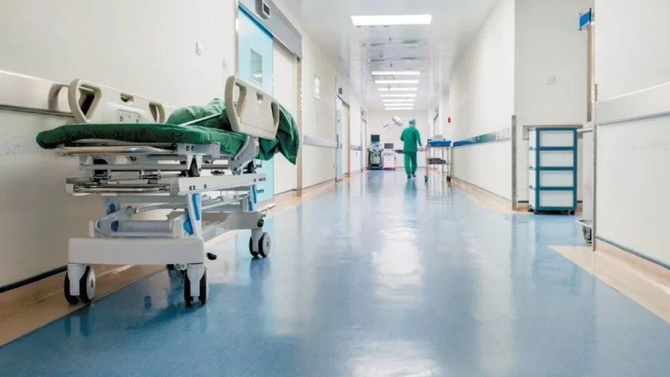 Γραφείο τελετών δωροδοκούσε τραυματιοφορείς για να μαθαίνει ποιοι ασθενείς πεθαίνουν – Δύο συλλήψεις