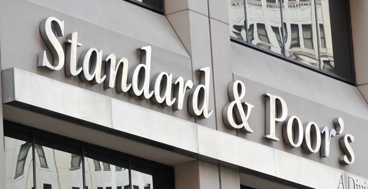 Standard & Poor’s: Η Ελλάδα πήρε την επενδυτική βαθμίδα – Τι σηματοδοτεί το αποτέλεσμα της αξιολόγησης για τους πολίτες