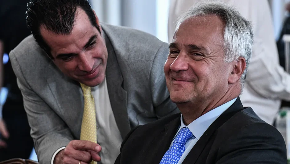 Η δεξιά πολυκατοικία και η Ιστορία