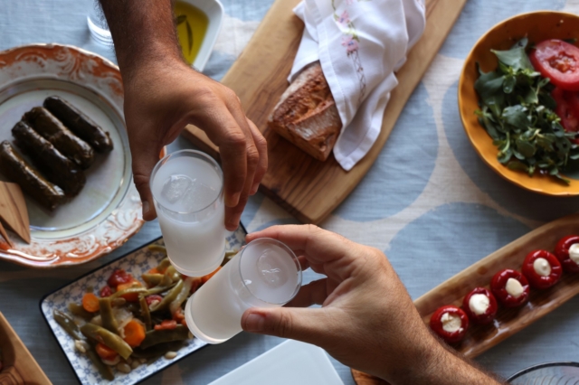 Oύζο ή τσίπουρο; Τι πίνουν περισσότερο οι Έλληνες