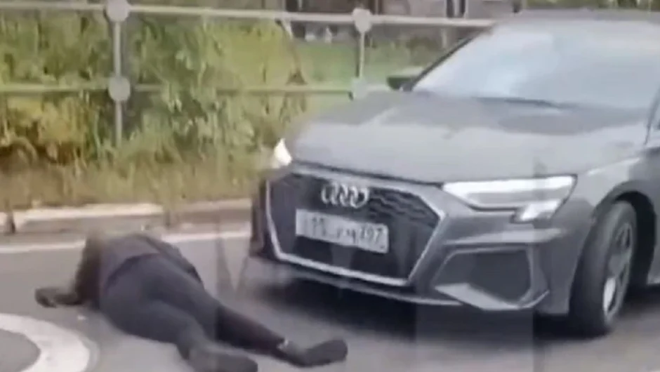 Δείτε βίντεο: Οδηγός πατάει με το αυτοκίνητο γυναίκα και ξαναπερνά από πάνω της