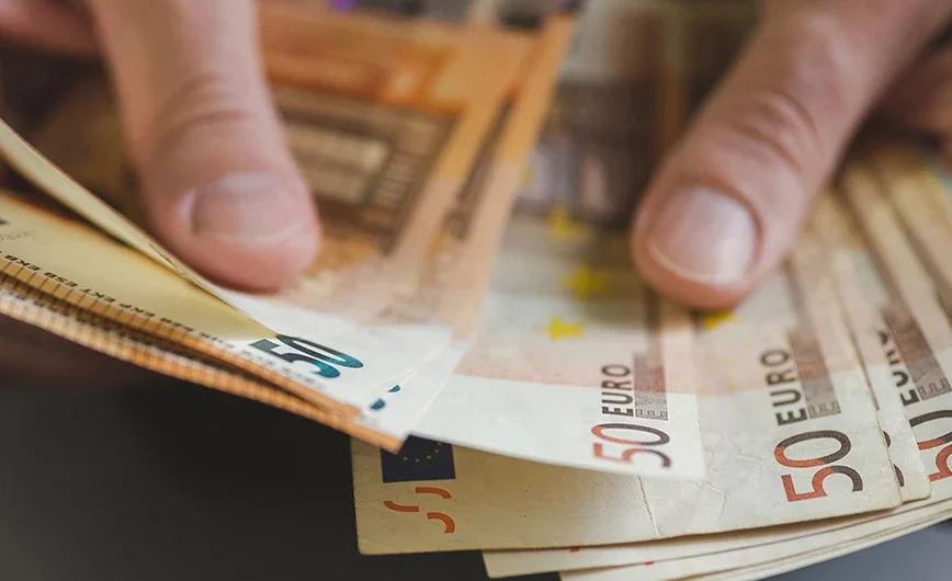 Υπερχρεωμένα νοικοκυριά: Πότε η εφορία σβήνει τα χρέη 