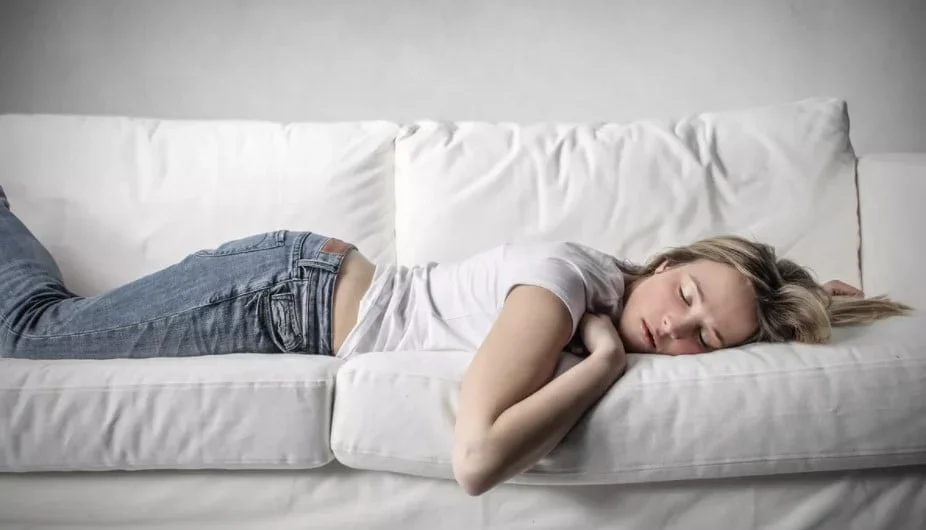 Πρέπει να ανησυχείτε εάν κοιμάστε με το κινητό τηλέφωνο δίπλα στο κρεβάτι; Τι λένε καθηγητές του Στάνφορντ