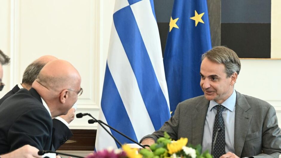 Μαξίμου / Σε «μεταρρυθμιστικό» οίστρο αγνοώντας τις αντιδράσεις
