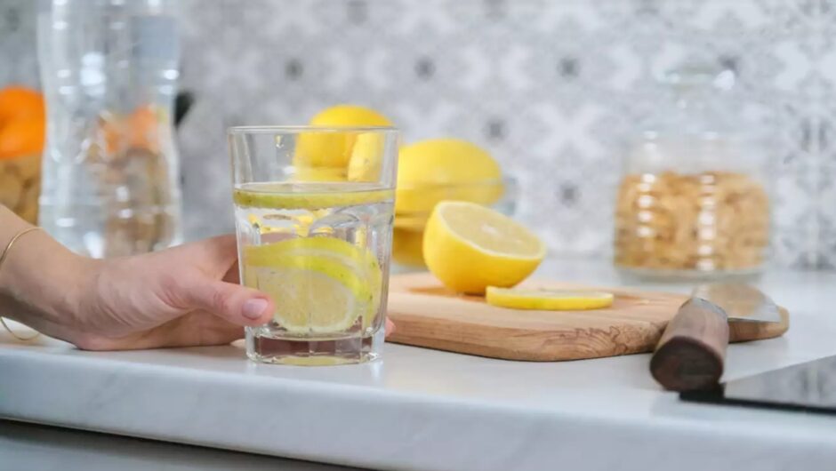 Αδυνατίζει το νερό με λεμόνι; Μία διαιτολόγος απαριθμεί τα οφέλη του αναζωογονητικού ροφήματος