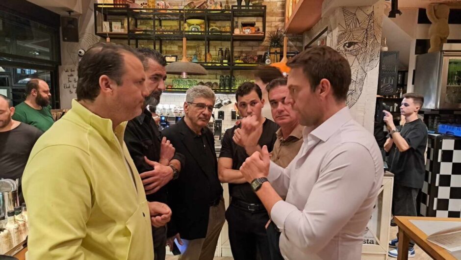 Τι άφησε η επίσκεψη Κασσελάκη: Η ανοιχτή πληγή της τραγωδίας των Τεμπών, ο άθλος Κουρέτα και ο «παρεΐστικος» καφές με στελέχη του ΣΥΡΙΖΑ