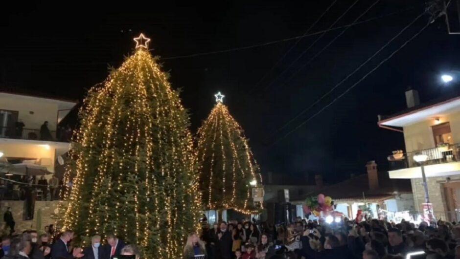 Χαλκιδική: Χριστουγεννιάτικο δέντρο υπερπαραγωγή 13 μέτρων με 90.000 λαμπάκια στην πλατεία του Ταξιάρχη