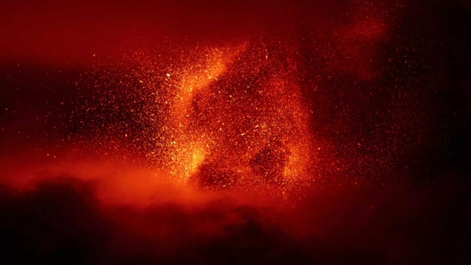 Σικελία: Βρυχάται το ηφαίστειο της Αίτνας – Σιντριβάνι λάβας από την έκρηξη