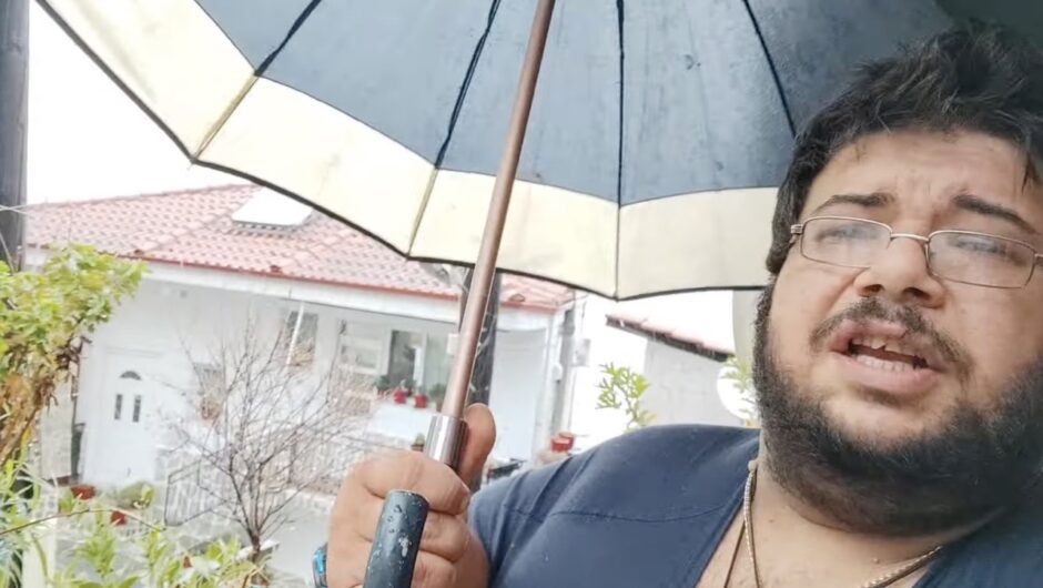 Ο Λαρισαίος που έδειξε στους Αθηναίους πως μετράμε το χιόνι στα μέρη μας γίνεται ξανά viral εξηγώντας πως μετράμε την βροχή (βίντεο)