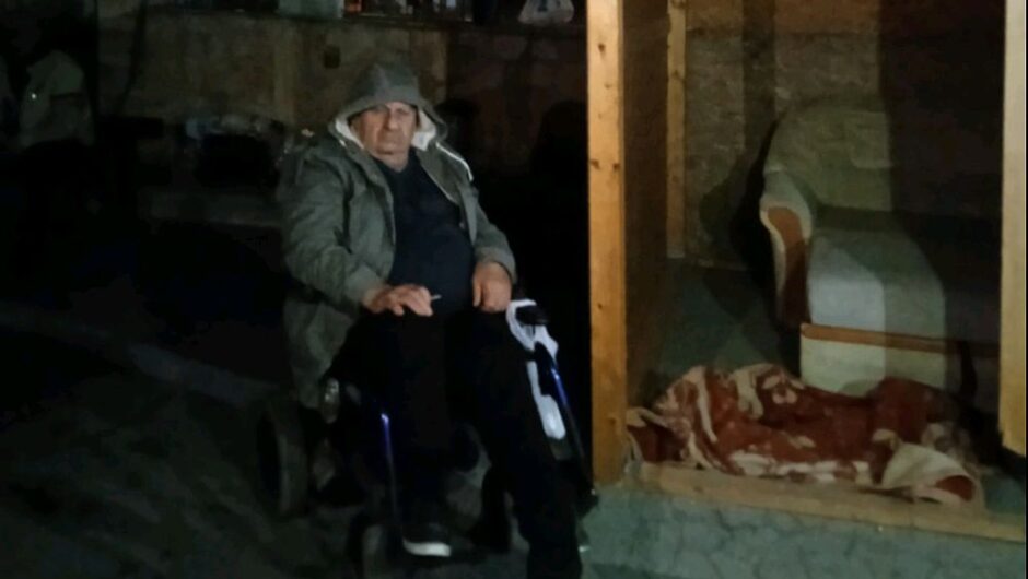 Εικόνες ντροπής στη Χαλκιδική: Τον έβγαλαν από το σπίτι του και θα περάσει τη νύχτα στο κρύο, μετά την έξωση (Photos)
