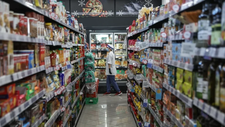 Η ακρίβεια σαρώνει στα ράφια των σούπερ μάρκετ παρά τα επικοινωνιακά πρόστιμα στις πολυεθνικές
