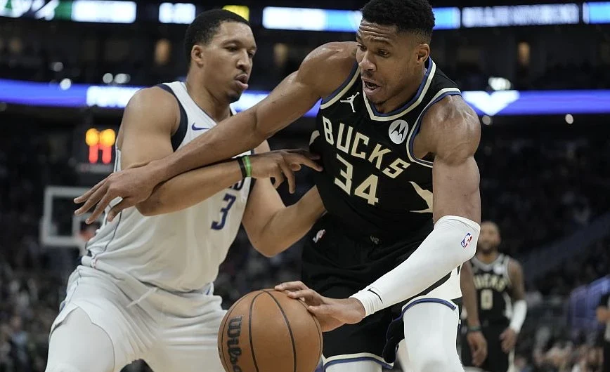 Η τρομερή εμφάνιση του Γιάννη Αντετοκούνμπο στη ματσάρα των Μπακς επί των Μάβερικς