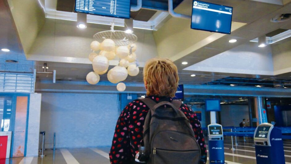 Brain drain: «Γιατί να επιστρέψουμε όταν μόνο στο εξωτερικό βρίσκουμε ευκαιρίες;»