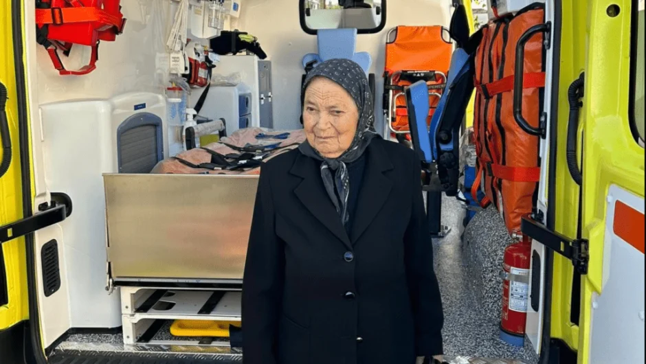 Ηλικιωμένη καλύπτει τις τρύπες στο ΕΣΥ: Χρειάστηκε ασθενοφόρο, χάλασε και… δώρισε ένα από τη σύνταξή της (Photos)