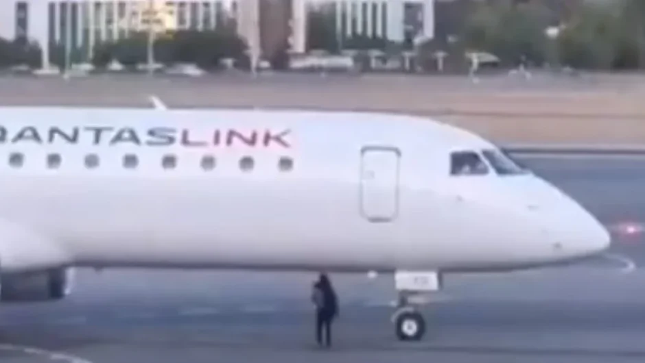 Χαμός σε αεροδρόμιο: Γυναίκα έχασε την πτήση και μπούκαρε στην πίστα – ΒΙΝΤΕΟ