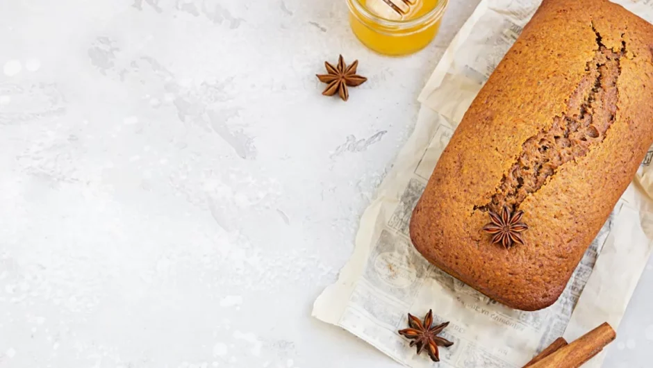 Εύκολη συνταγή για κέικ μελιού με μήλο