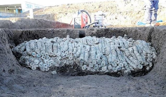 Κρύπτη με χιλιάδες αρχαία νομίσματα αποκάλυψαν οι μπουλντόζες – Μερικά είναι άνω των 2000 ετών