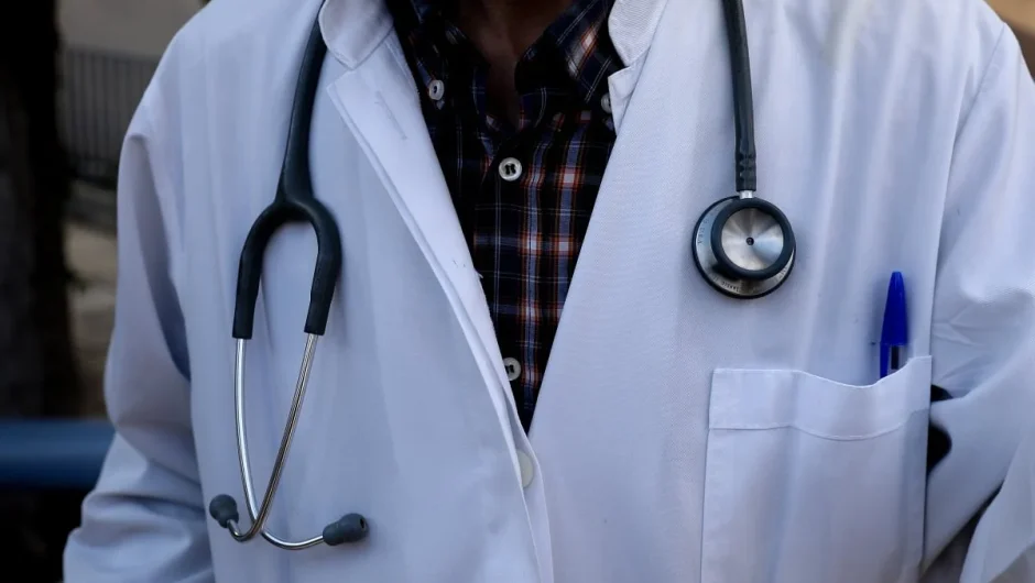 Ειδικότητα υπό εξαφάνιση οι παθολόγοι στην Ελλάδα – Ελάχιστοι νέοι γιατροί την επιλέγουν